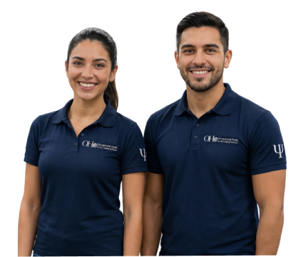 Especialistas de Occupational Health, hombre y mujer, uniformados con polo azul marino de la marca