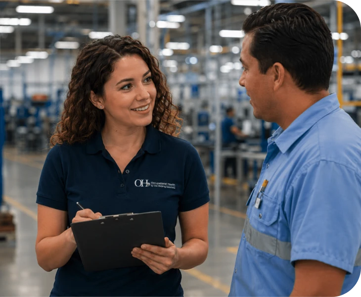 Consultora de Occupational Health conversando con trabajador en planta industrial