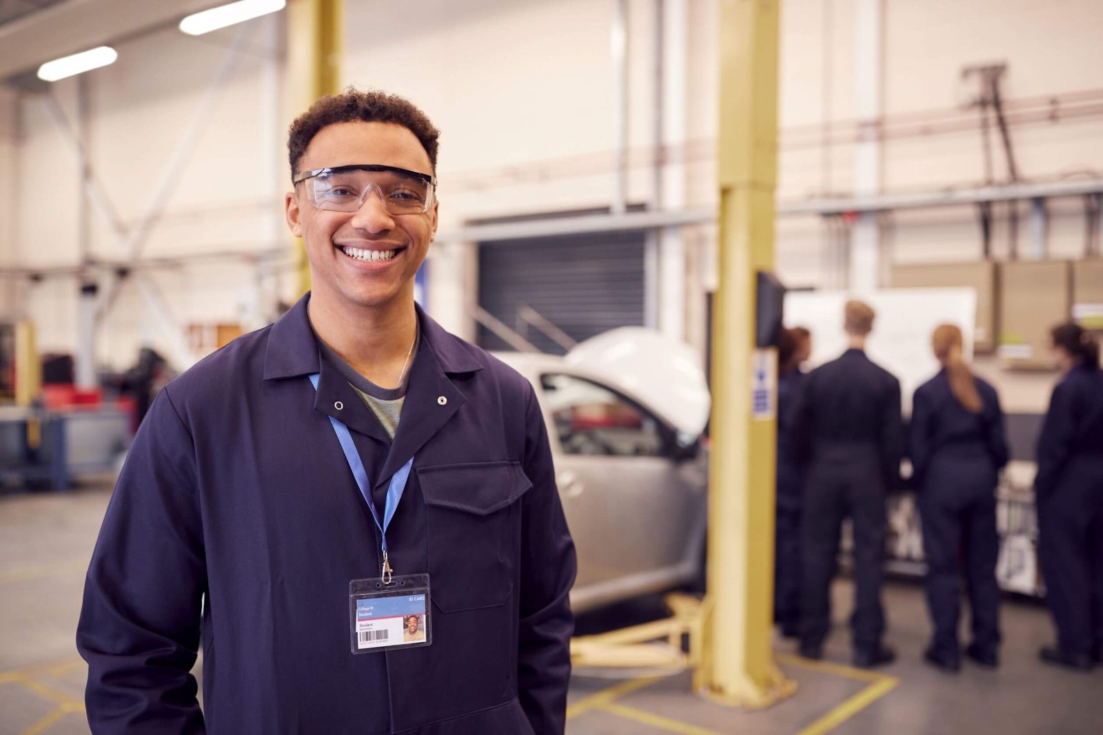 Cómo proteger sus ojos de lesiones en su entorno laboral
